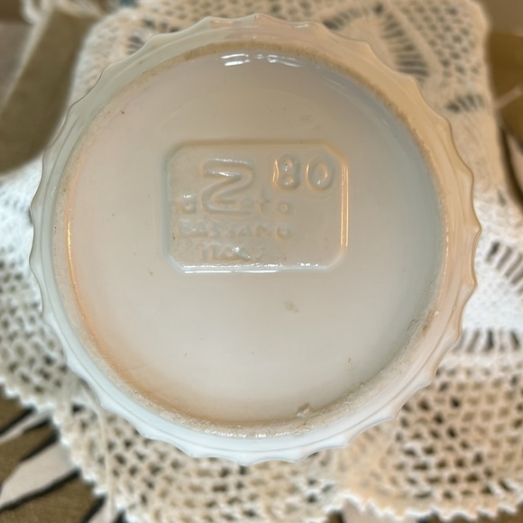 Vintage BASSANO Made In Italy -Ceramic White with entwined raised flowers chain - Picture 2 of 6